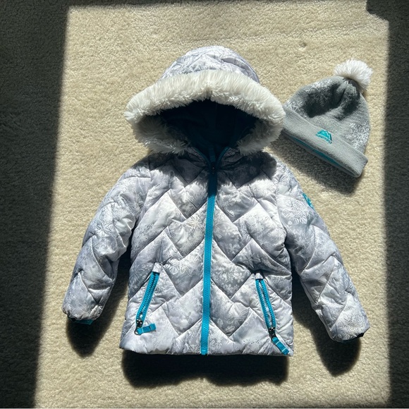 Snozu winter coat 3T 
Come with beanie - Picture 1 of 13